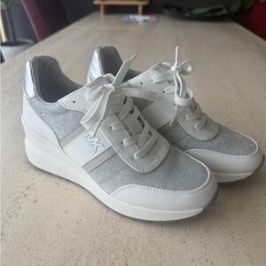 Michael Kors Mabel Women's Silver and White trainers